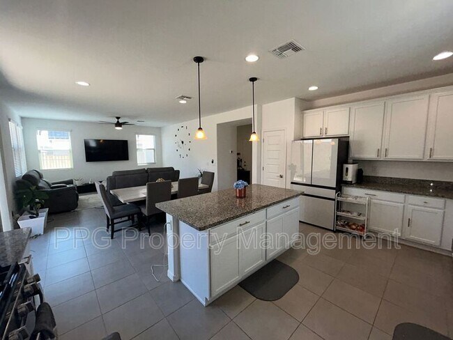 Building Photo - 14118 W Hackamore Dr