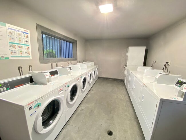 Building Photo - Beautifully remodeled spacious 1 Bedroom r...