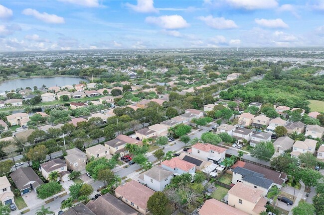 Building Photo - 1431 SE 18th Terrace