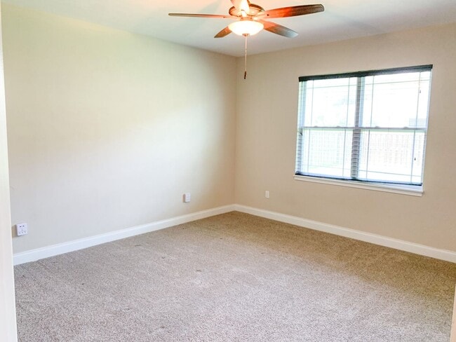 Building Photo - Oak Ridge Home - 3 Bed 2 Bath Home