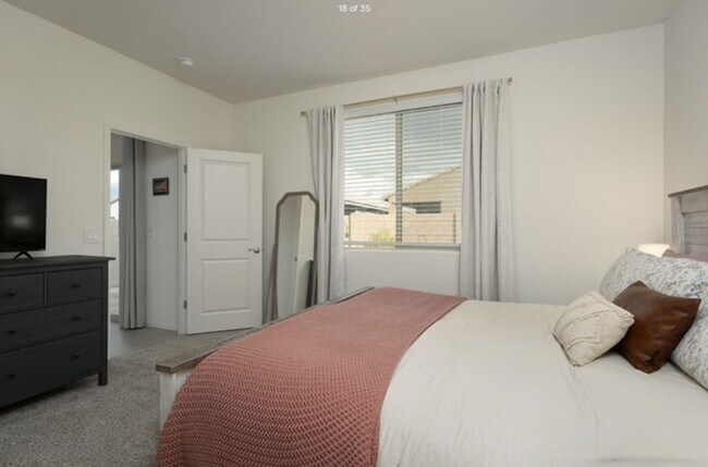 Building Photo - Beautifully Upgraded 4 - Bedroom 2 - Bath ...