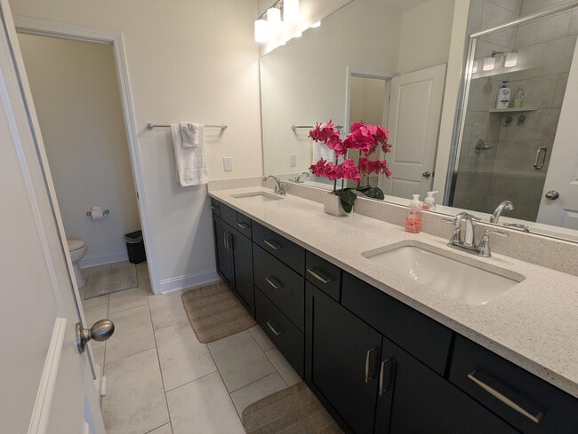 Building Photo - Room in Townhome on Judson Ave