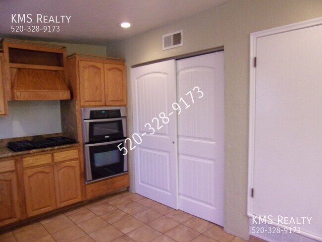 Building Photo - 5625 S Irving Dr