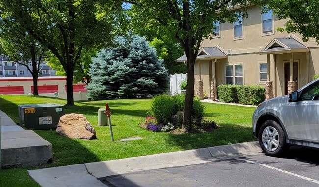 Building Photo - 3 Bedroom / 3.5 Bathroom Townhome in Millc...