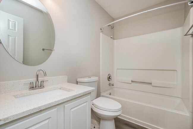 Building Photo - 221 Greenleaf Dr