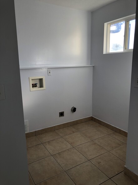 Building Photo - 873 w 300 s