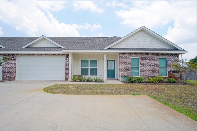 Building Photo - Gulf Breeze 3BR/2BA Townhome – Vaulted Cei...