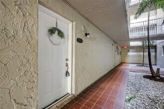 Building Photo - 10000 NW 80th Ct