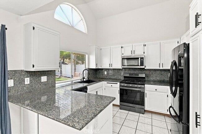 Building Photo - 421 Yellowstone Cir
