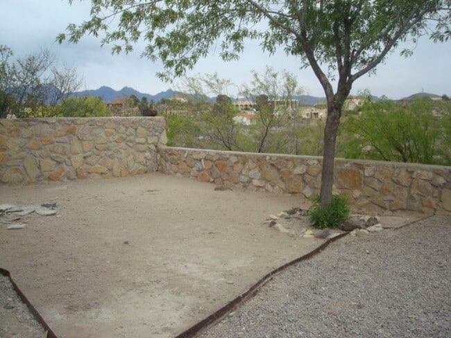 Building Photo - Cute Townhouse in Desirable Area- Close to...