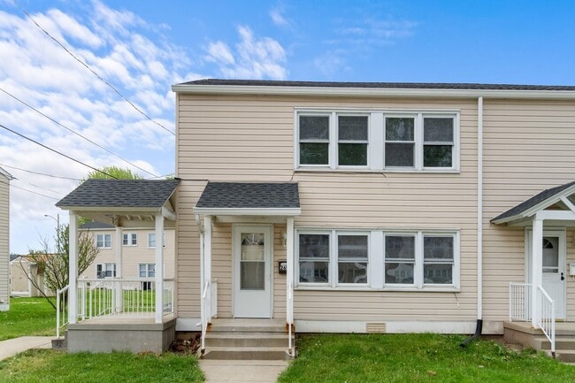 Building Photo - Now Pre-leasing: 4BR Townhouses in Scenic ...