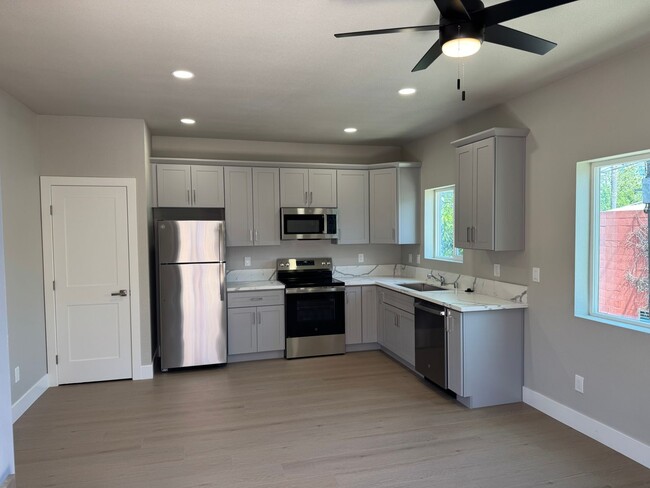 Building Photo - New Downtown Construction 650 Sqft. 1 Bedr...