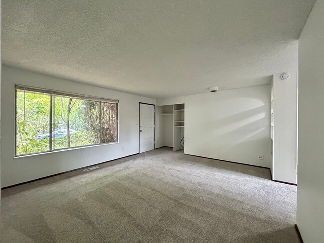 Building Photo - Bright and Open 3 Bed, 1 Bath House!