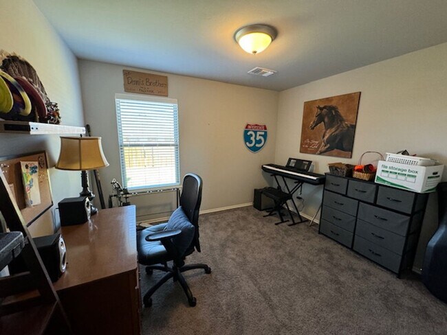 Building Photo - 3 bed 2 bath located in Norman, with neigh...