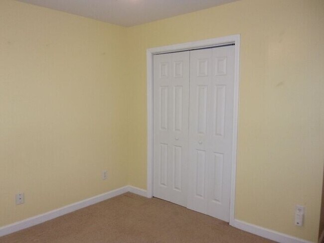 Building Photo - 3 Bedroom 2 Bath Home on over 1 Acre in Yo...