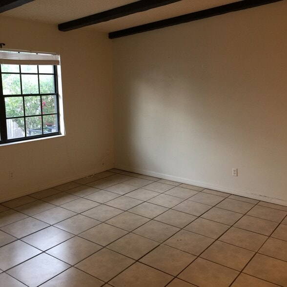 Building Photo - 3076 St Paul Dr