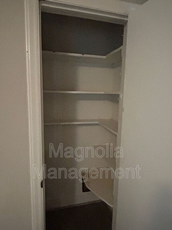 Building Photo - 930 Buckhorn St