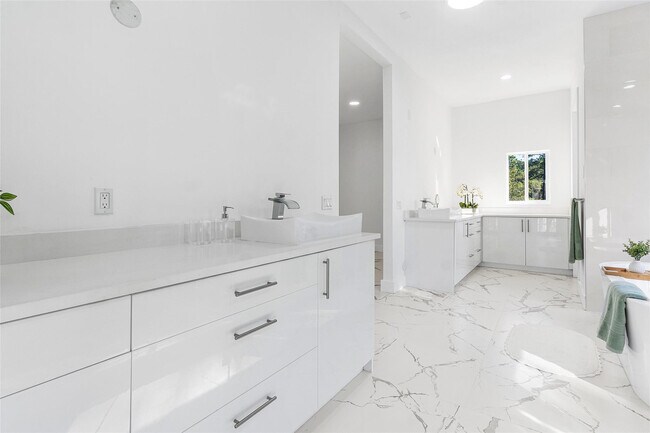 Building Photo - 7132 NW 62nd Terrace