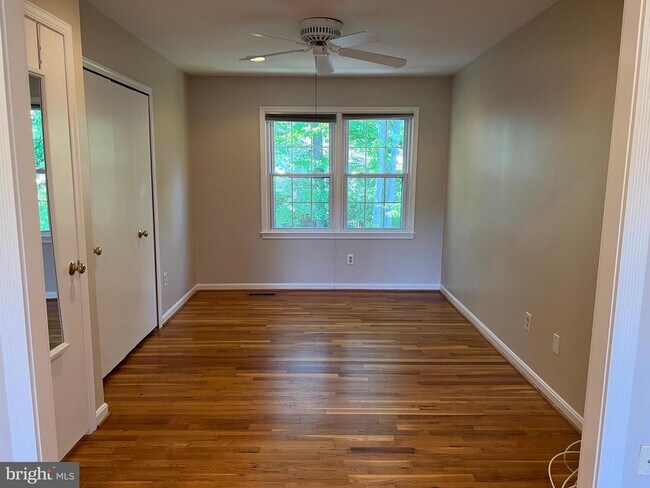 Building Photo - 9502 Tregaron Pl