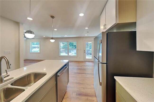 Building Photo - 360 Simpson Terrace NW