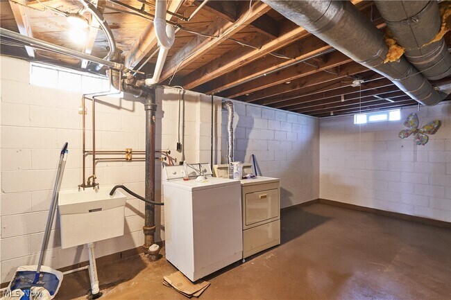 Building Photo - 2620 Mogadore Rd