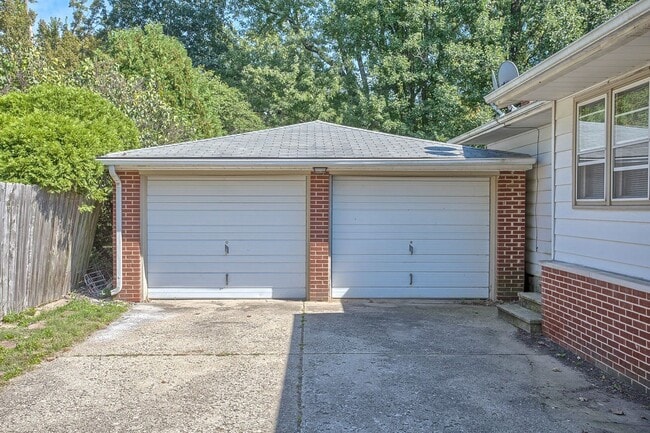 Building Photo - 3 bedroom, 2 bath Ranch -AVAILABLE AUGUST
