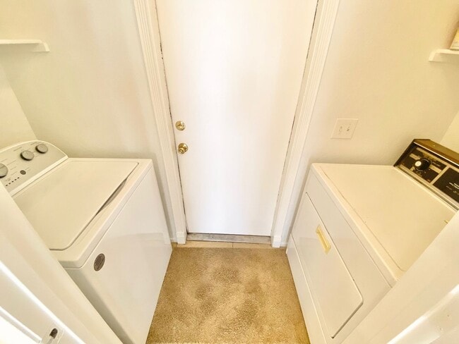 Building Photo - STUNNING 3 BEDROOM 2.5 BATH HOME LOCATED I...