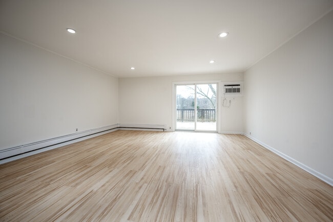 Building Photo - 14 Deane Pl