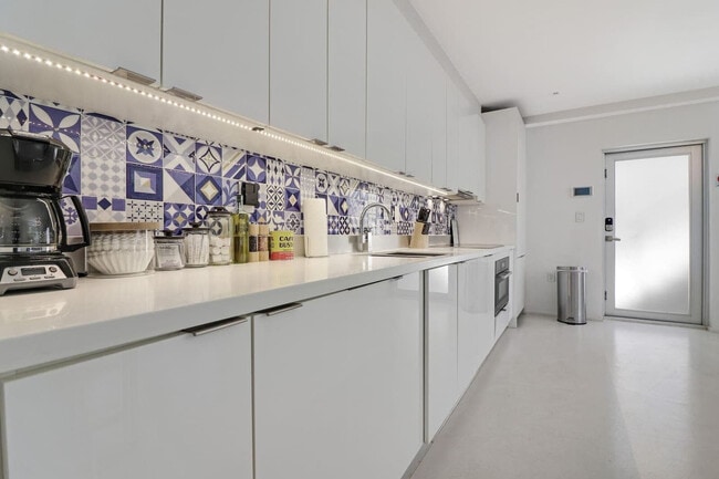 Building Photo - 250 Collins Ave