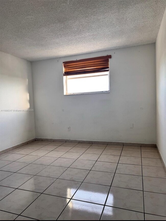 Building Photo - 606 W 81st St