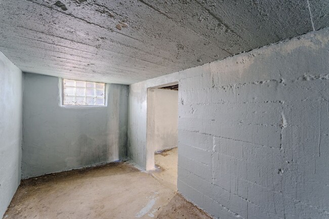 Building Photo - Remodeled 2 bedroom with off street parkin...