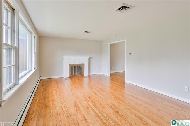 Building Photo - 3030 W Woodlawn St