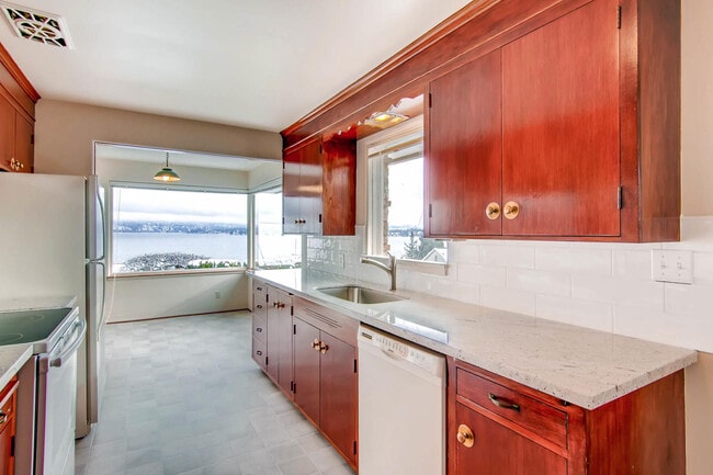 Building Photo - Laurelhurst View Home