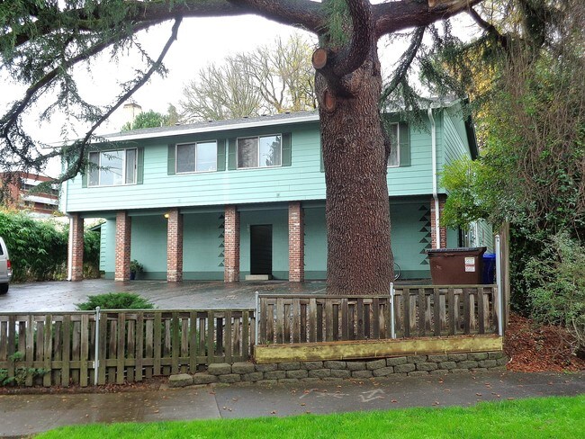 Solid..close in 8 plex - 3059 SE Alder Ct