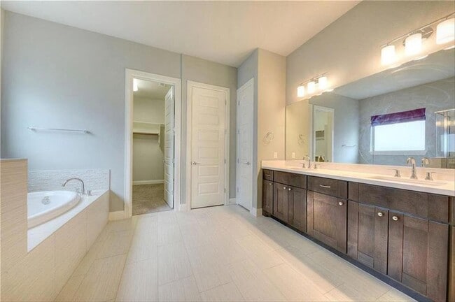 Building Photo - 203 Ancient Oak Way