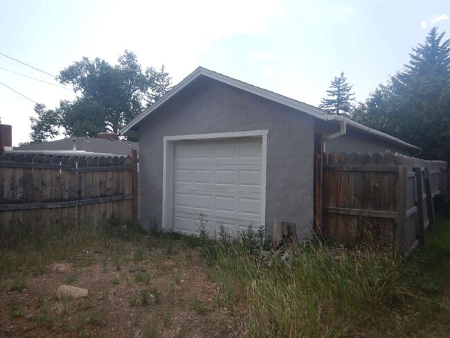 Building Photo - Updated 2 Bedroom Near LaPrele Park