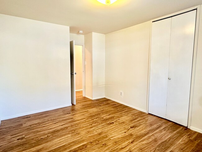 Building Photo - 2 Bed 1 Bath - Pets Welcome! Parking!