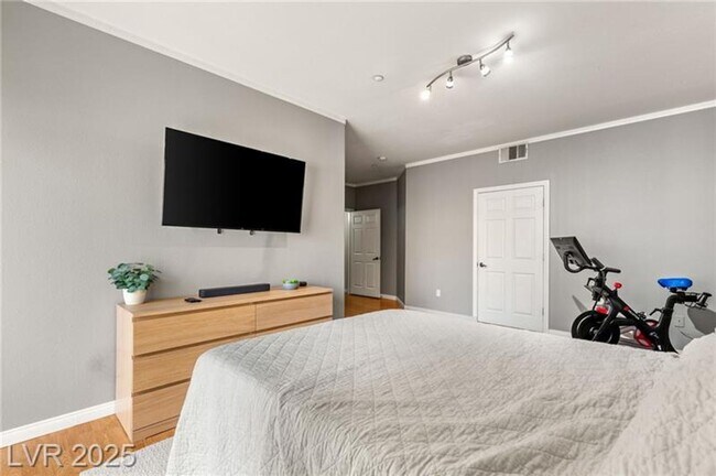 Building Photo - Spacious Two-Bedroom Condo with Resort-Sty...