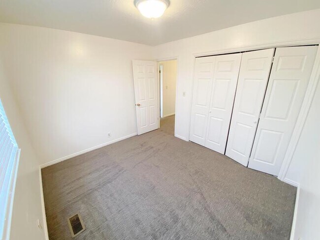 Building Photo - 707 600 W