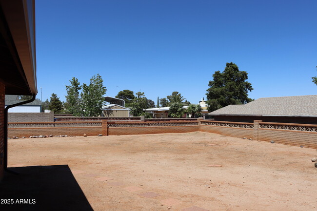 Building Photo - 1841 Lexington Dr
