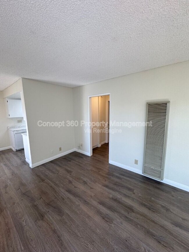 Building Photo - 9421 Cedar St