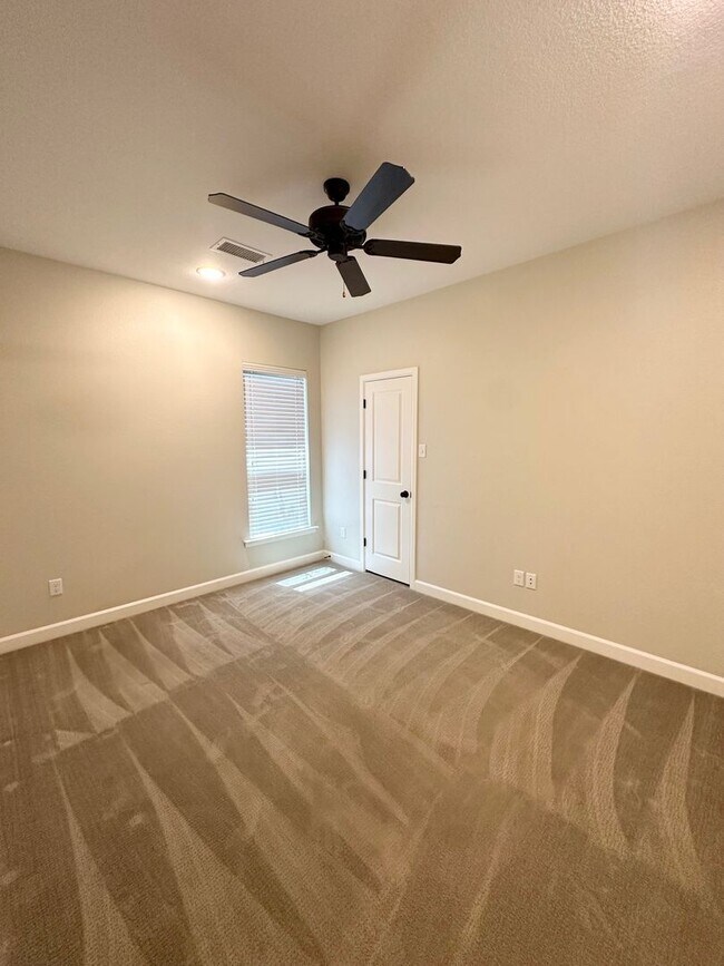 Building Photo - Stunning 3 Bed 2 Bath Ready To Rent ASAP!