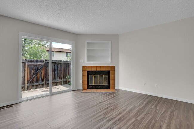 Building Photo - Fully Remodeled End-Unit Townhome Near Pet...