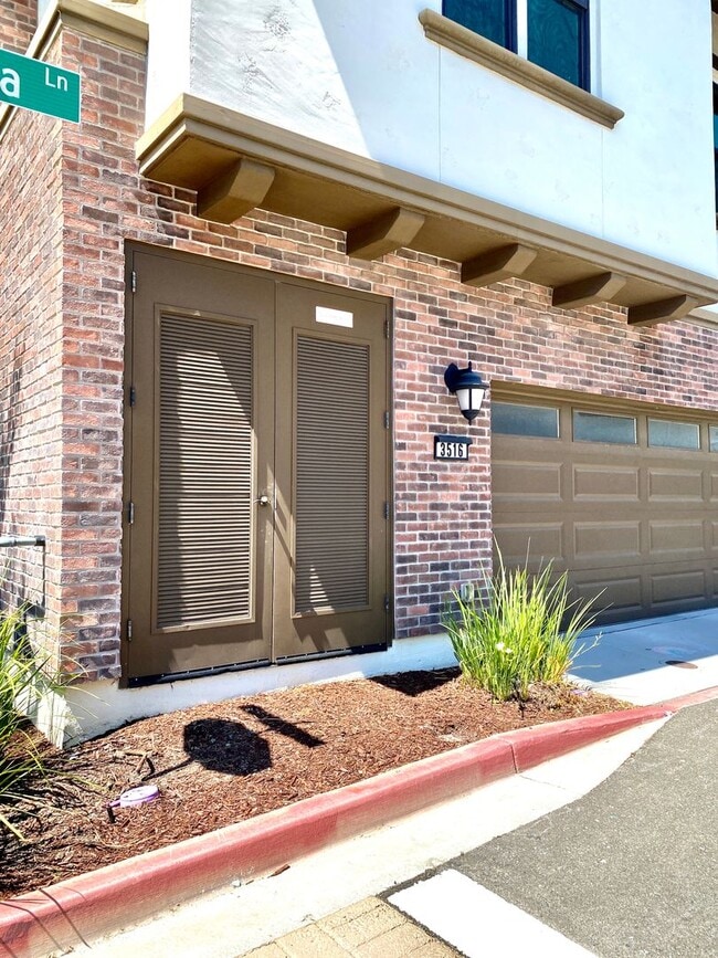 Building Photo - Pleasanton End Unit Andares Townhouse 3 BD...