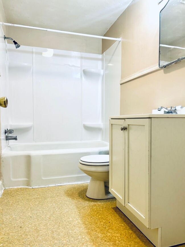 Building Photo - Spacious 2 Bedroom Home