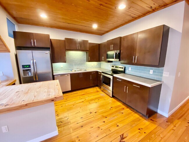 Building Photo - LUXURY TOWNHOME IN SODO 3/2.5 PLUS OFFICE AND BONUS ROOM  - DOWNTOWN ORLANDO