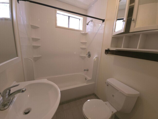 Building Photo - 943 Broadway