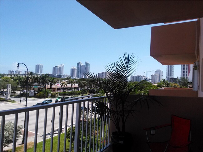 Building Photo - 2200 E Hallandale Beach Blvd