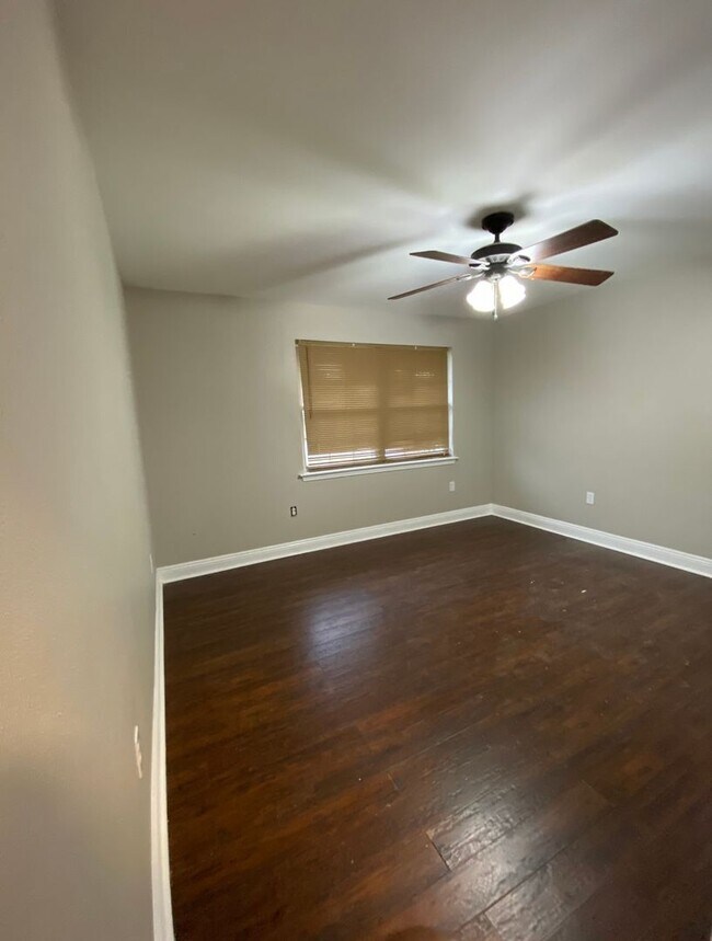 Building Photo - 3 BR 2 BA ALGIERS GEM - WON'T LAST LONG!!