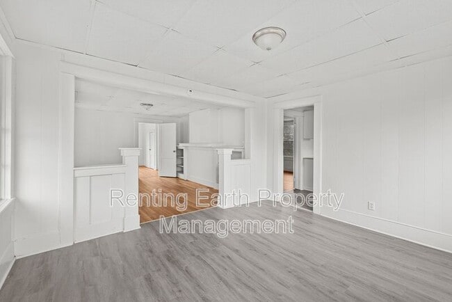 Building Photo - 617 7th St W